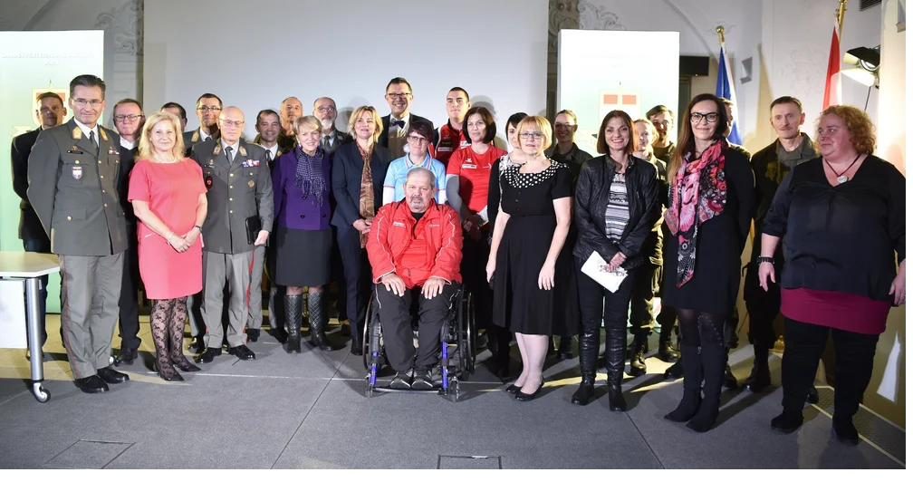 Großes Gruppenfoto der Teilnehmenden des Events INCLUSION